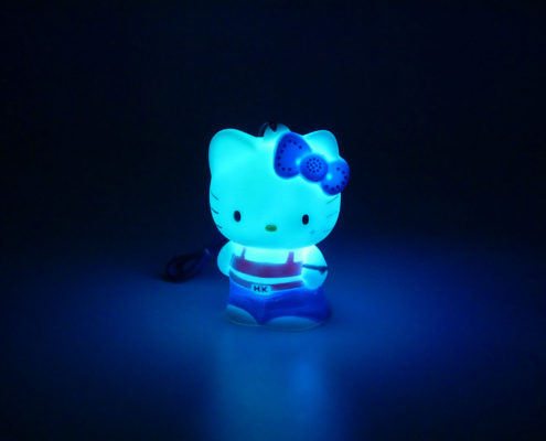 811126 HELLO KITTY LUMINEUSE HIP HOP FACE BLUE SD Figurine lumineuse Hello Kitty Hip Hop 8 cm dragonne 13