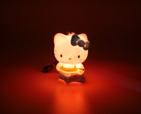 811126 HELLO KITTY LUMINEUSE HIP HOP FACE ON RED SD Figurine lumineuse Hello Kitty Hip Hop 8 cm dragonne 9