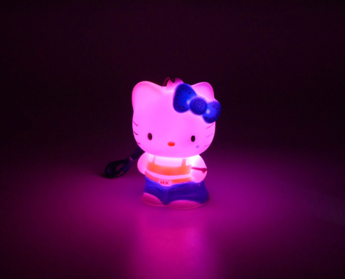 811126 HELLO KITTY LUMINEUSE HIP HOP FACE SD PINK Figurine lumineuse Hello Kitty Hip Hop 8 cm dragonne 15