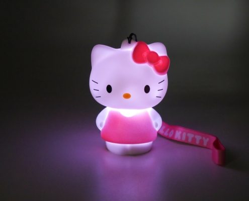 811168 HELLO KITTY PINK LIGHT-UP FACE ON HD Figurine lumineuse Hello Kitty Robe rose avec dragonne 11