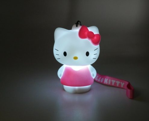 811168 HELLO KITTY PINK LIGHT-UP FACE ON WHITE HD Figurine lumineuse Hello Kitty Robe rose avec dragonne 5