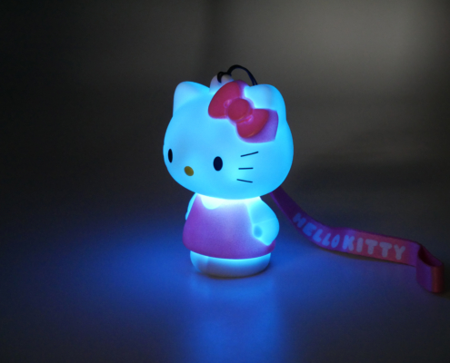 811168 HELLO KITTY PINK LIGHT-UP SIDE1 ON HD Figurine lumineuse Hello Kitty Robe rose avec dragonne 13