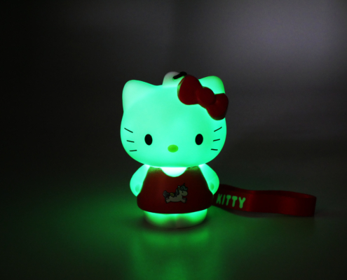 811320 HELLO KITTY UNICORN LIGHT-UP FACE GREEN HD Figurine lumineuse Hello Kitty Licorne avec dragonne 23