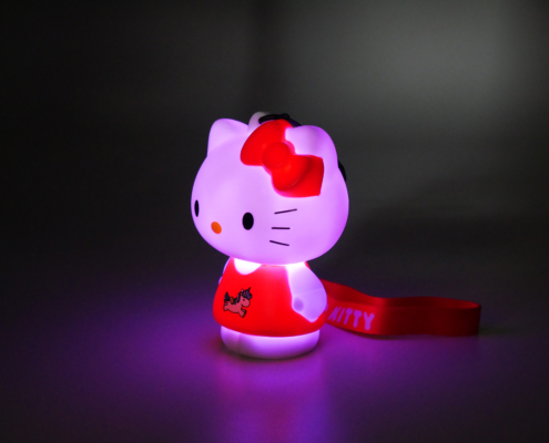 811320 HELLO KITTY UNICORN LIGHT-UP PINK SIDE HD Figurine lumineuse Hello Kitty Licorne avec dragonne 21