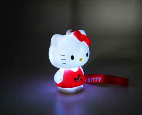 811320 HELLO KITTY UNICORN LIGHT-UP SID WHITE HD Figurine lumineuse Hello Kitty Licorne avec dragonne 13