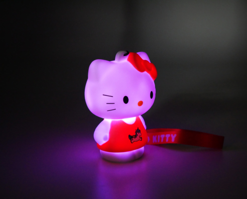811320 HELLO KITTY UNICORN LIGHT-UP SIDE PINK HD Figurine lumineuse Hello Kitty Licorne avec dragonne 15